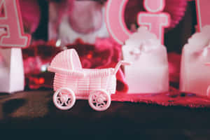 粉紅色嬰兒車作為嬰兒送禮派對的中心裝飾。 — 慶祝 壁紙