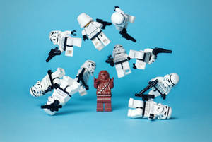 LEGO Chewbacca被飛翔的LEGO Stormtroopers包圍在藍色背景上 — 樂高旋風忍者 壁紙