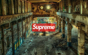 在佈滿塗鴉的廢棄倉庫中的紅色Supreme標誌。 — 紅色至尊 壁紙