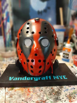 藝術家工作室展示架上的紅色和黑色傑森面具。 — 死侍 壁紙