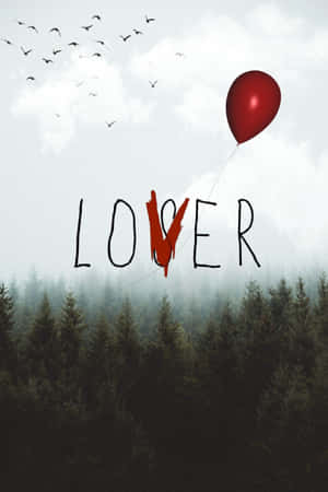一個紅色氣球漂浮在迷霧森林上方，鳥兒飛翔，'LOVER' 這個詞被紅色油漆刮穿。 — Huawei MatePad 壁紙