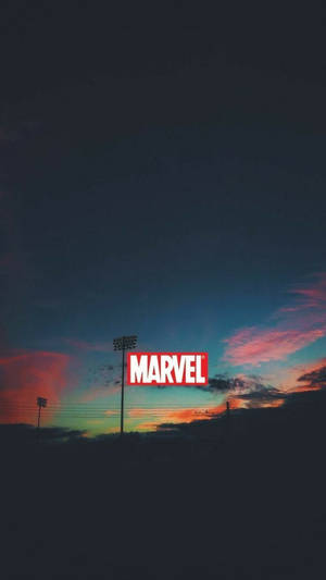 Marvel標誌襯托著色彩繽紛的暮色天空和球場燈光。 — 漫威標誌 壁紙