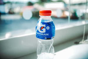 窗台上的一個Gatorade Citrus Quench運動飲料瓶子。 — MacBook Pro 14 壁紙