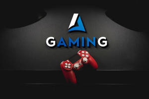 紅色遊戲控制器在聚光燈下，深色表面上帶有「GAMING」標誌。 — 遊戲玩家標誌 壁紙