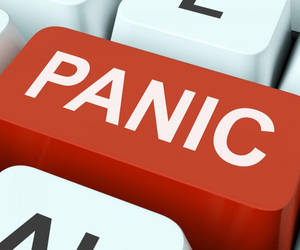 一個紅色鍵盤按鍵，標示panic，周圍是白色按鍵。 — 恐慌 壁紙