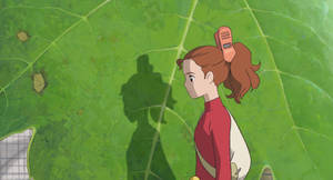 身穿紅色上衣的女孩站在巨大綠色葉子上，影子在旁邊 — 亞莉亞蒂 壁紙