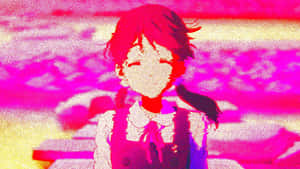 紅髮動畫女孩穿著校服，在故障風粉紅和黃色背景中微笑。 — 日本動漫 壁紙