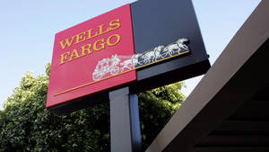 Wells Fargo 銀行標誌，帶有馬車標誌，戶外 — 樹木 壁紙