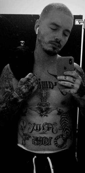 一個紋身男人閉上眼睛，以黑白方式拍攝鏡子自拍。 — J Balvin 壁紙