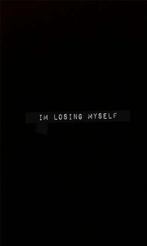 黑色背景上，撕裂的黑色條帶以白色像素字體顯示「IM LOSING MYSELF」。 — 悟空黑 iPhone 壁紙