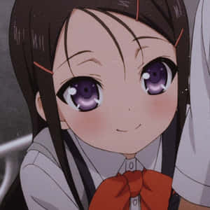 紫眼黑髮的動漫女孩穿著帶紅色蝴蝶結的校服微笑。 — 可愛 壁紙