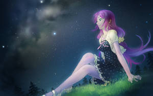 紫髮動漫女孩坐在草地上，背景是繁星點點的夜空 — 物語 壁紙
