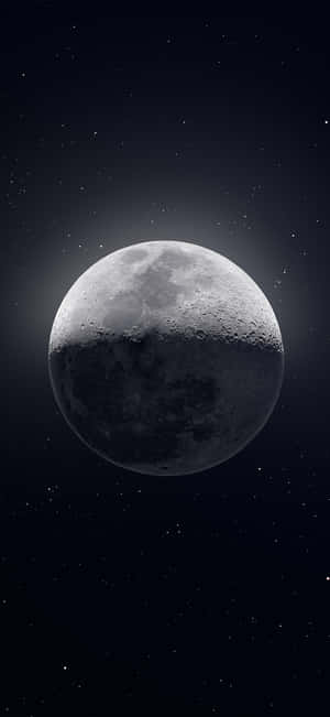 滿月帶有隕石坑，在星光閃爍的夜空中發光。 — 1290x2796 壁紙