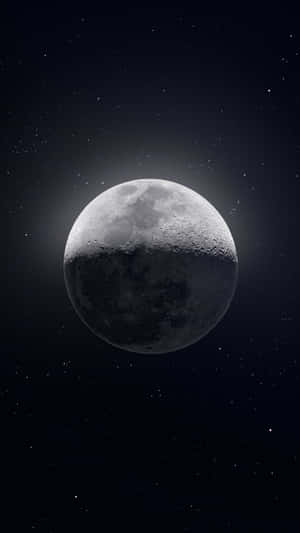 滿月帶有隕石坑，映襯著星光閃爍的夜空 — 月光 壁紙