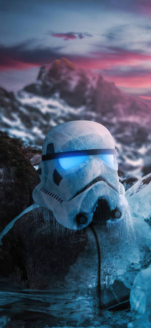 風暴兵頭盔被冰封住，背景是日落時分的雪山。 — 星際大戰 iPad 壁紙