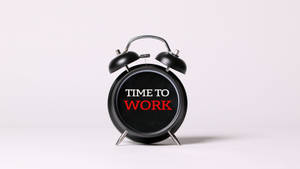 黑色鬧鐘，帶有「TIME TO WORK」文字，用於提高生產力。 — 時鐘 壁紙