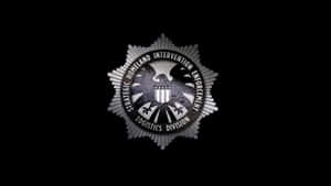 黑色背景上的銀色SHIELD Strategic Homeland Intervention Enforcement Logistics Division標誌。 — 洛米安傳奇 壁紙