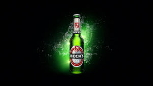 在黑暗背景上發光的水花的綠色Beck's啤酒瓶。 — 德國 壁紙