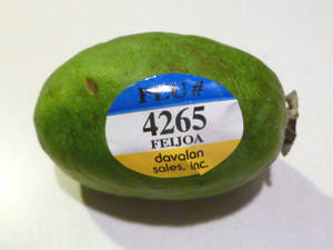一個帶有寫著 4265 FEIJOA davalan sales inc 標籤的綠色菲油果。 — 柳橙 壁紙