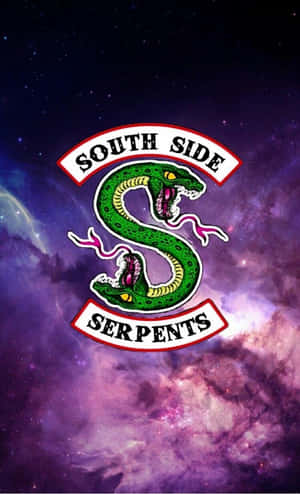 South Side Serpents 標誌，綠色蛇形圖案，宇宙星雲背景 — 高對比 壁紙