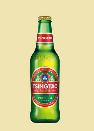 淡黃色背景上的綠色青島啤酒瓶，帶有紅色標籤。 — 麥迪遜·比爾 壁紙