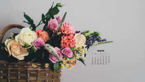 編織籃子裝滿了各種春季花卉，旁邊放著三月日曆。 — 美麗的秋天 壁紙