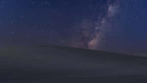 銀河系在繁星點點的夜空下在黑暗的山丘上發光 — 夜空 壁紙