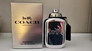 銀色Coach Platinum香水瓶和盒子，帶有馬和馬車標誌。 — 教練 壁紙