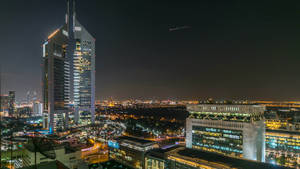 現代城市的夜景，有明亮的摩天大樓和發光的街道。 — 杜拜 壁紙