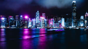 霓虹燈閃爍的摩天大樓在夜晚繁忙的城市水面上反射。 — 酷炫霓虹 壁紙