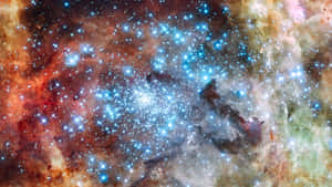 充滿閃爍藍色星星和旋轉紅橙色氣體雲的鮮豔宇宙星雲。 — 宇宙 壁紙