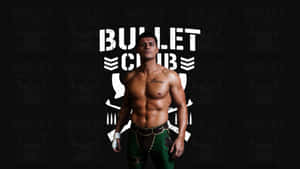 一個肌肉發達的摔角手，胸口有刺青，站在 Bullet Club 標誌前面。 — 摔角 壁紙