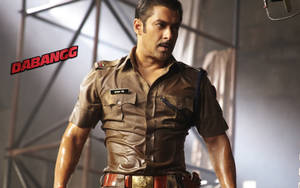 來自電影《Dabangg》的演員在工業環境中穿著警察制服 — 沙希德·卡普爾 壁紙