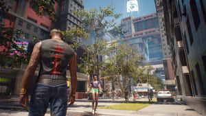 一個男人在有高樓大廈和樹木的未來城市街道上行走。 — 2560x1440 壁紙