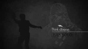 深色紋理桌布，帶有韓索羅剪影和丘巴卡肖像，以及 'Think diverse' 文字。 — 星際大戰 壁紙
