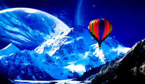 色彩繽紛的熱氣球在宇宙天空下翱翔於積雪的山峰之上，伴隨著一顆巨大的藍色星球。 — 魔法森林 壁紙
