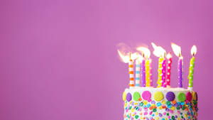 生日蛋糕，有燃燒的蠟燭和彩色糖針，紫色背景 — 生日快樂蛋糕 壁紙