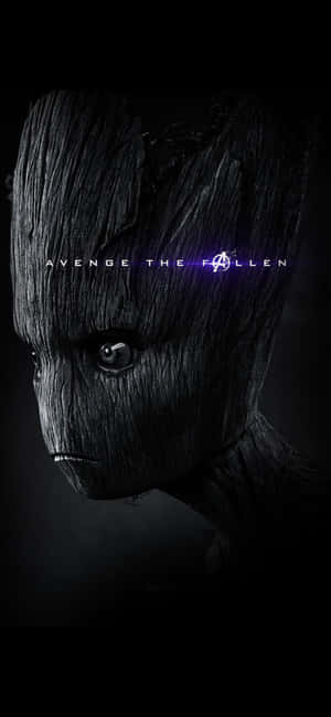 格魯特在黑暗背景中，眼睛發光，帶有「Avengers」文字。 — iPhone 18 壁紙