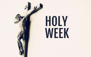 石製十字架雕像，附有「HOLY WEEK」文字，用於宗教儀式。