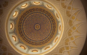 一個華麗的圓頂天花板，帶有複雜的幾何圖案和溫暖的燈光。 — 烏茲別克 壁紙