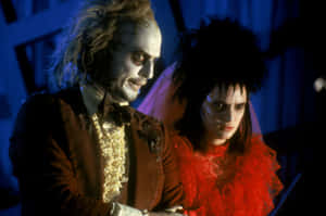 藍色燈光下的Beetlejuice和一個穿著婚紗的女人。 — 陰間大法師 壁紙