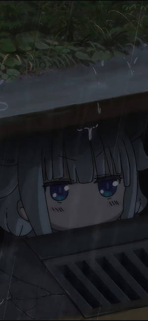 藍眼睛的動漫女孩在被雨淋濕的屋簷下看起來很悲傷。 — 可愛動漫女孩 壁紙