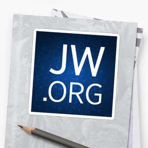 JW.ORG貼紙在灰色筆記本上，旁邊有鉛筆 — 灰色 壁紙