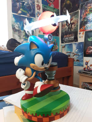 Sonic the Hedgehog 雕像，帶有發光環燈，位於遊戲海報牆上。 — 音速小子 壁紙