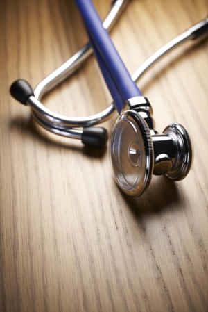 木質表面上的醫療聽診器 — 聽診器 壁紙