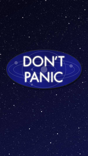 藍色橢圓形帶有「DON'T PANIC」文字漂浮在星空和環繞的行星之間。 — 恐慌 壁紙