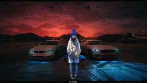 藍髮動漫女孩站在兩輛白色跑車之間，背景是紅色的日落天空。 — 動漫汽車 壁紙