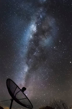 衛星天線指向繁星夜空中的銀河系。 — 銀河月亮 壁紙