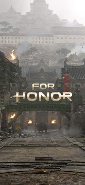 一個燃燒的日本城堡小鎮，霧中有一個金色的「For Honor」標誌。 — iPhone 16 壁紙