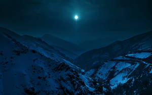 雪山谷在明亮月亮和星空下 — 雪景 GIF 壁紙